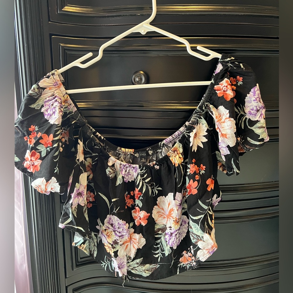 Iris off the shoulder floral top. Black. Size small.